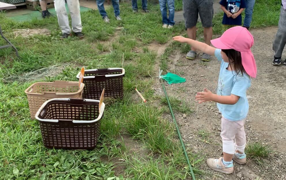 子どもたちには竹とんぼをカゴに入れる競争も！
